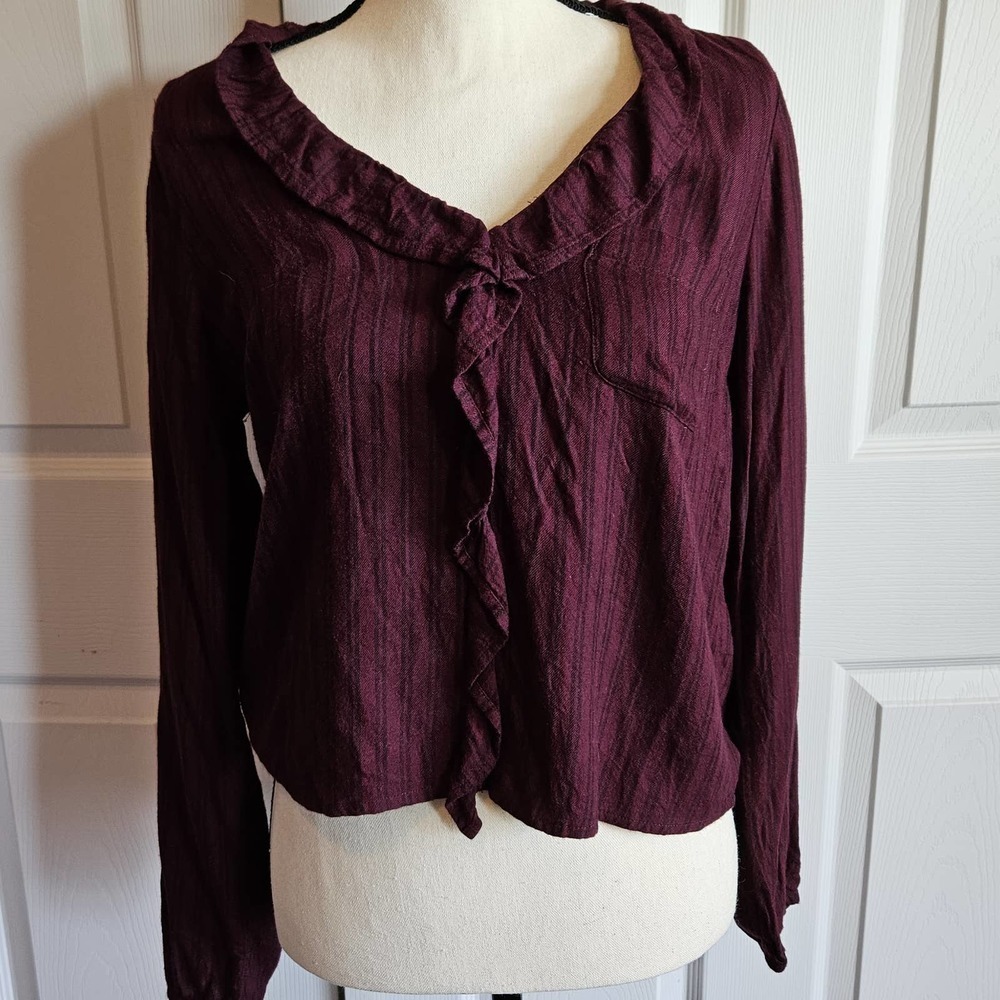 Abercrombie and Fitch cropped collared top in burgandy purple Size small‎